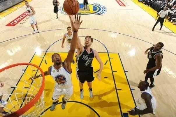 NBA季后赛马刺vs勇士第四场 激烈对决，胜负难测-第2张图片-www.211178.com_果博福布斯